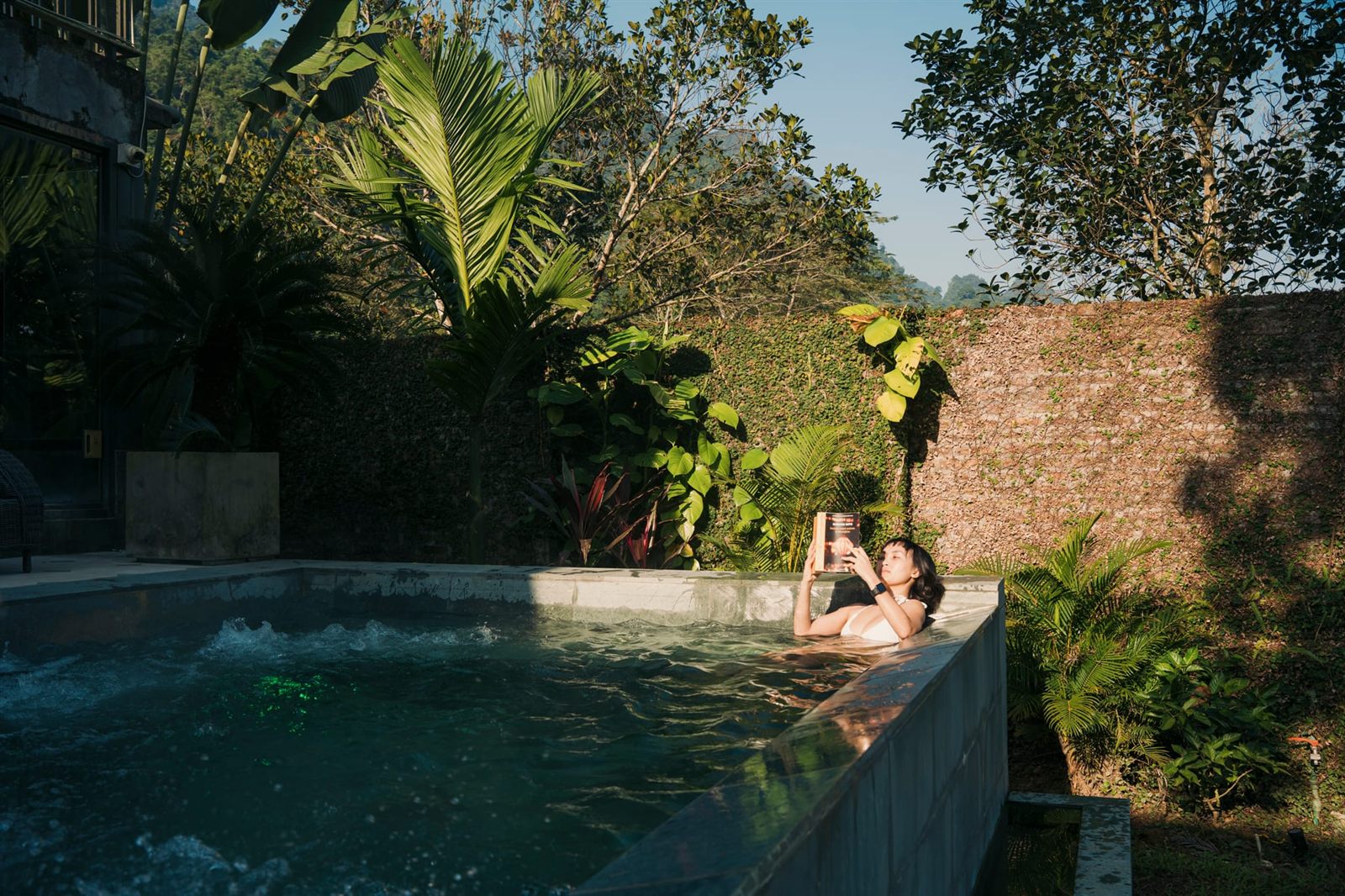 The hot tub surrounded by greenery